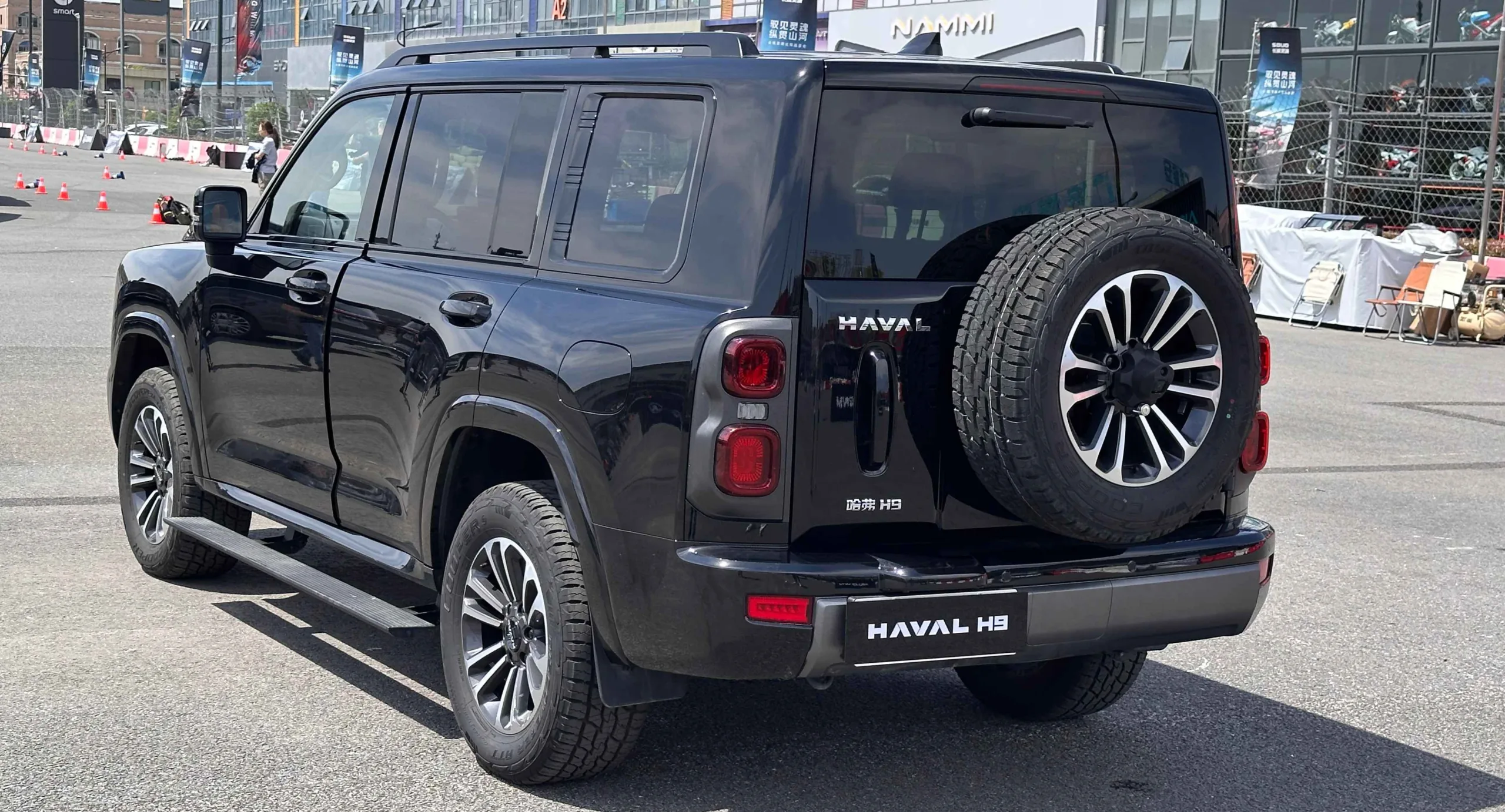Haval H9 cinza parado de traseira
