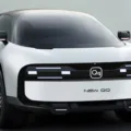 Chery QQ concept branco com detalhes pretos, faróis acesos e visto de frente