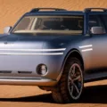 Genesis X Gran Equator cinza, com faróis acesos, visto de lado