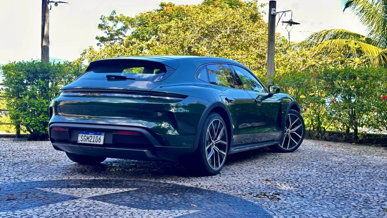 Porsche Taycan Cross Turismo Turbo verde de traseira com uma praia ao fundo
