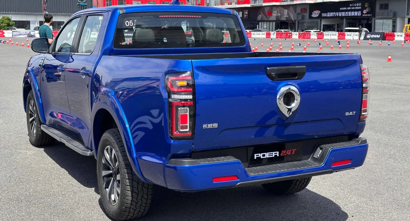 GWM Poer azul parada de traseira na China
