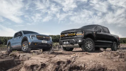 F-150 Tremor preta e Maverick Tremor azul subindo uma trilha de pedra