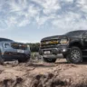 F-150 Tremor preta e Maverick Tremor azul subindo uma trilha de pedra