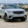 Land Rover Range Rover Velar prata de frente com uma cidade ao fundo