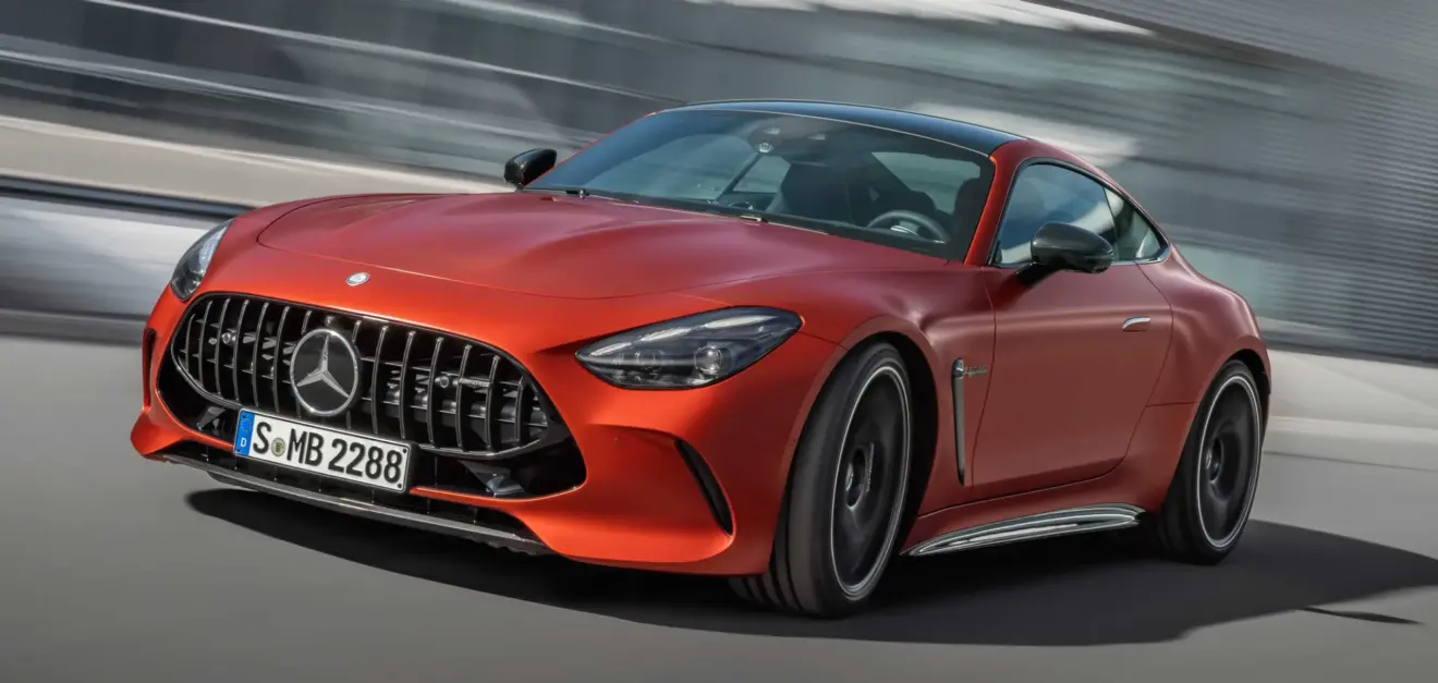 Novo Mercedes-AMG GT 63 S E Performance laranja de frente andando na cidade
