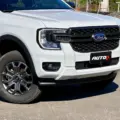Ford Ranger Black de frente mostrando em destaque os faróis full-LED, as rodas de liga-leve cinza e a grade frontal escura
