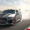 Ford Mustang Manual fritando pneu em uma pista