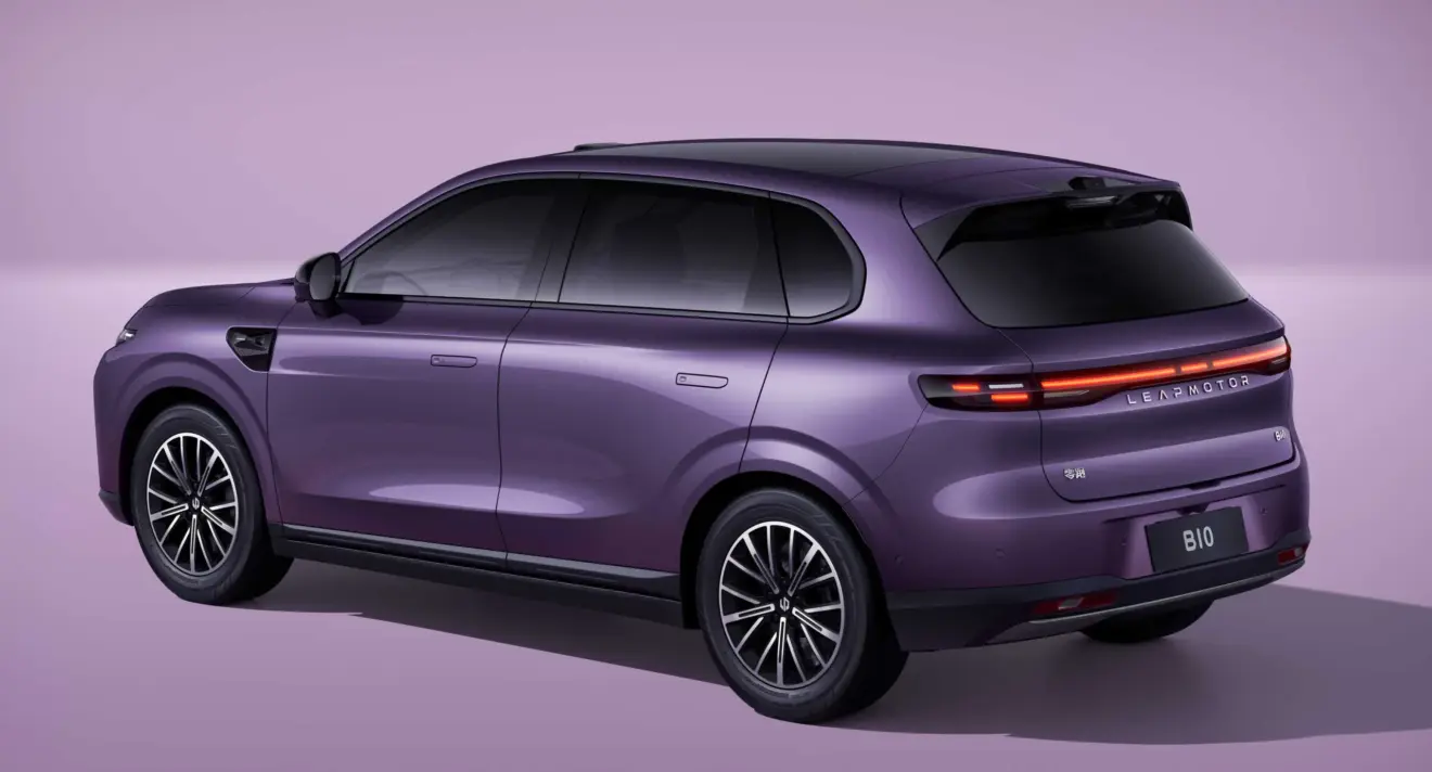 Leapmotor B10 roxo parado de frente e lateral