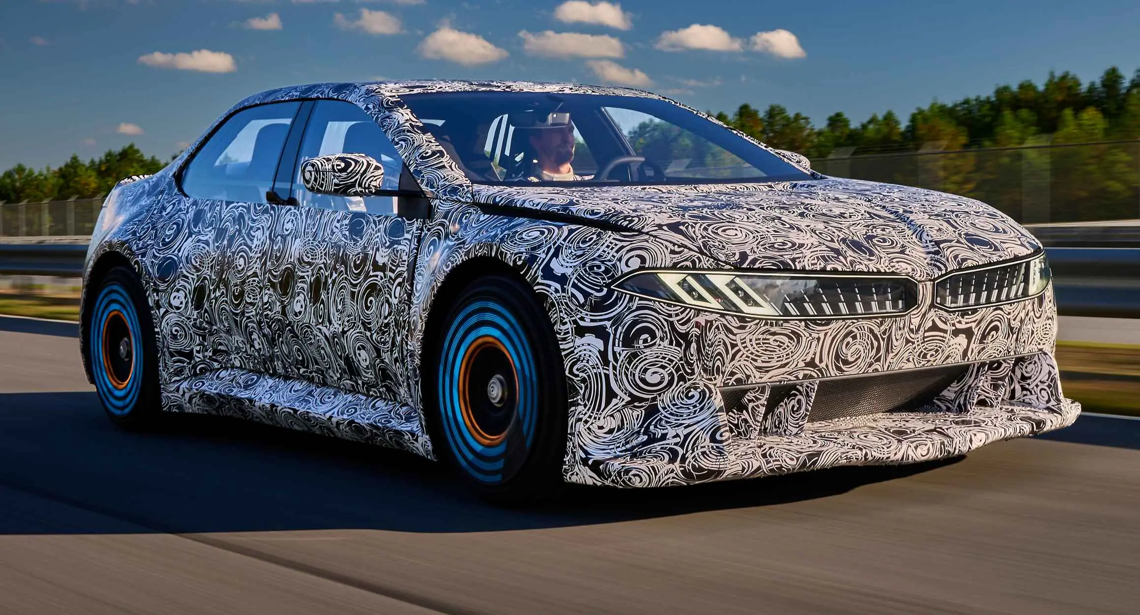 Conceito BMW Vision Driving Experience de frente andando na estrada