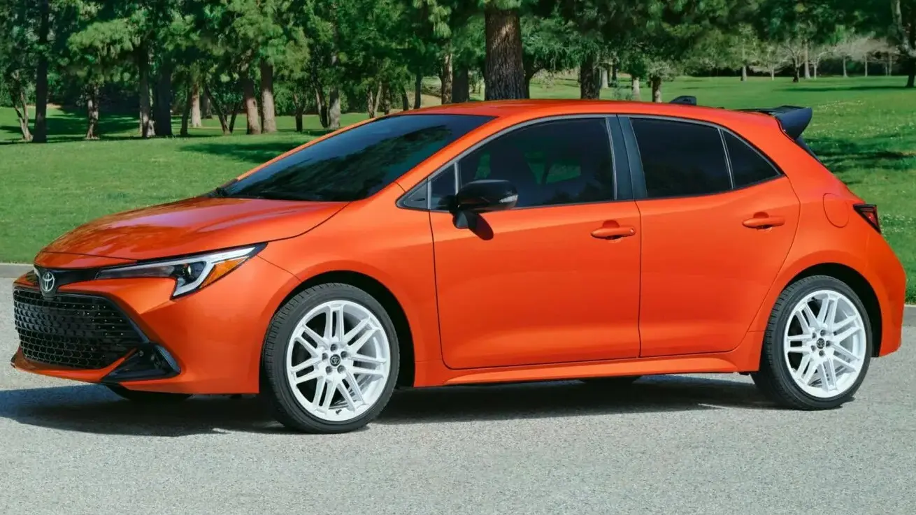 Toyota Corolla hatch FX Edition 2026 laranja com detalhes pretos, visto de lado
