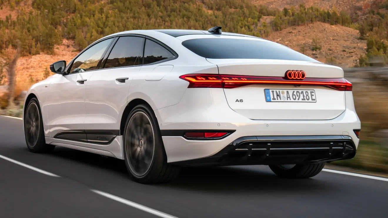 Audi A6 e-Tron Sportback branco, visto de trás, com lanternas e logotipo acesos