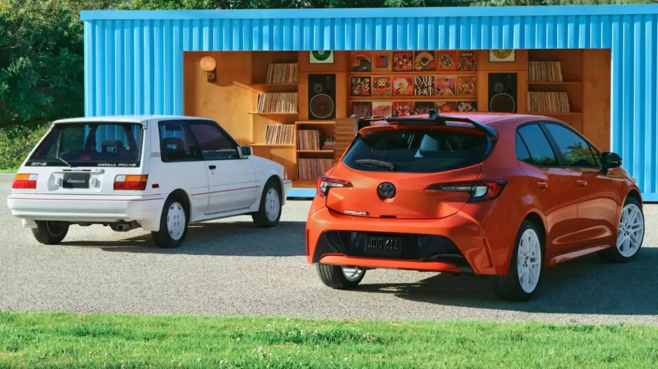 Toyota Corolla hatch FX Edition 2026 laranja ao lado de FX16 de 1987 branco