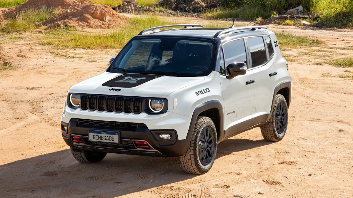 Jeep Renegade 10 Years branco de frente em um deserto