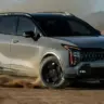 Novo Kia Sportage cinza andando na terra