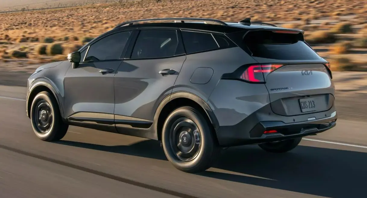 Novo Kia Sportage cinza de traseira andando na cinza