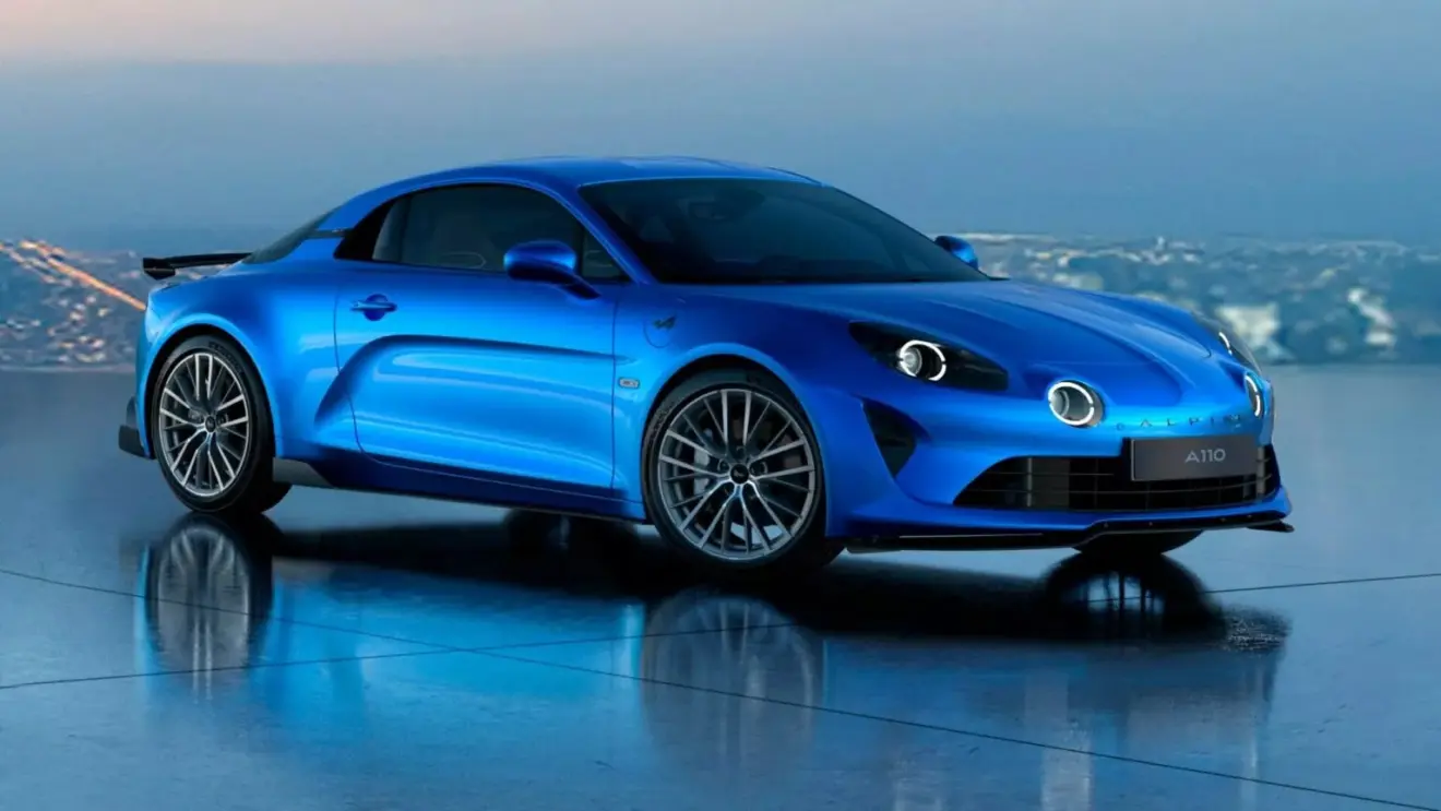 Alpine A110 azul, visto de lado e com faróis acesos