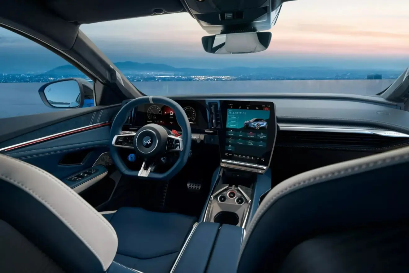 Interior do Alpine A390 azul com telas ligadas