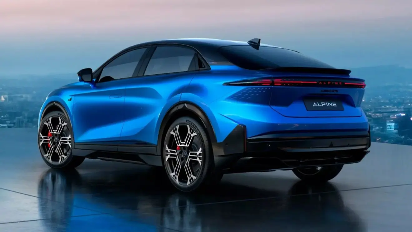 Alpine A390 azul com detalhes preto visto de trás e com lanternas acesas