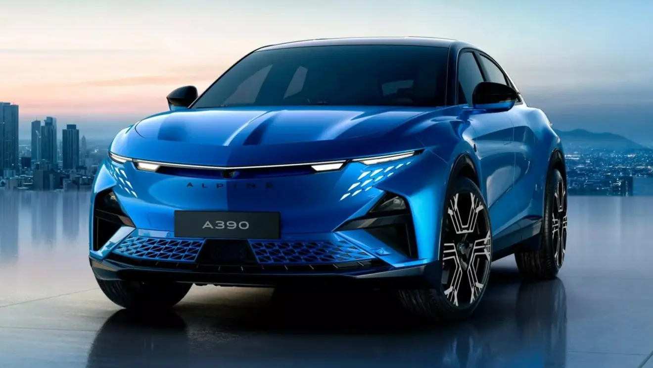 Alpine A390 azul com detalhes preto visto de lado e com faróis acesos