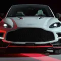 Imagem mostra o novo DBX S, novo SUV da Aston Martin de frente