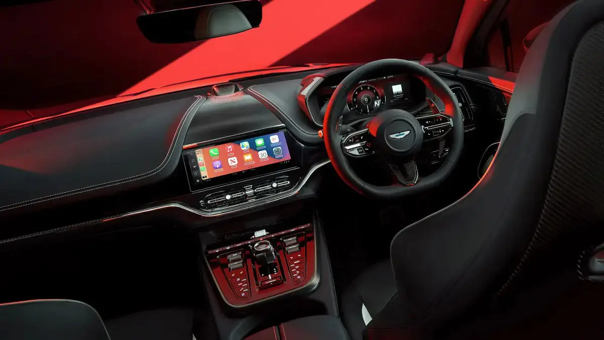 Imagem mostra interior do novo DBX S, novo SUV da Aston Martin
