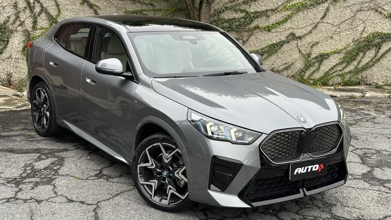 BMW iX2 cinza parado de frente e visto do alto