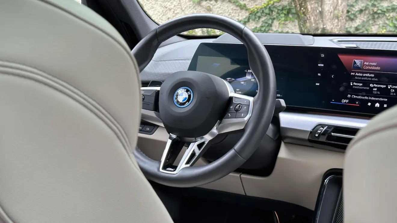 Volante do BMW iX2 xDrive30 M Sport