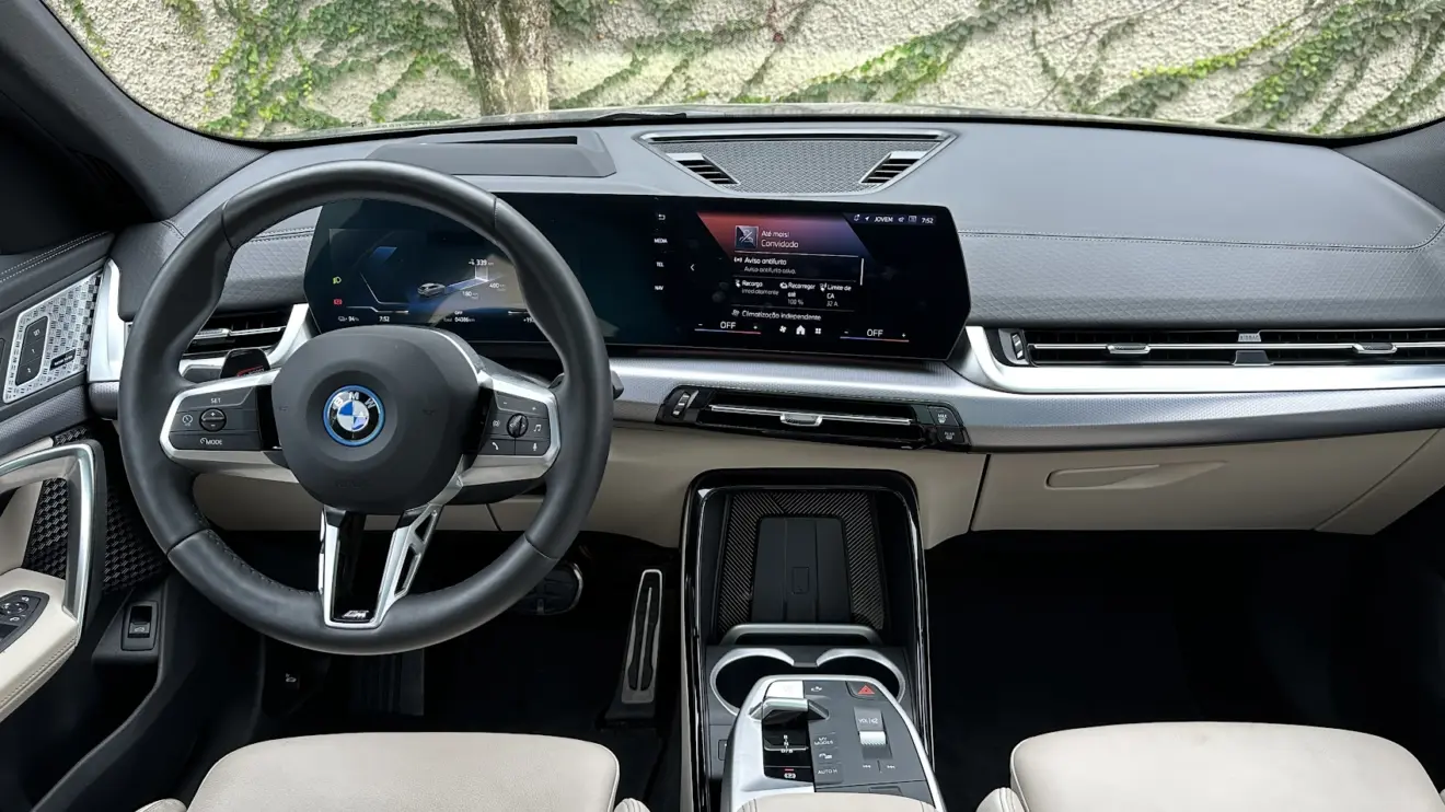 Painel do  BMW iX2 xDrive30 M Sport