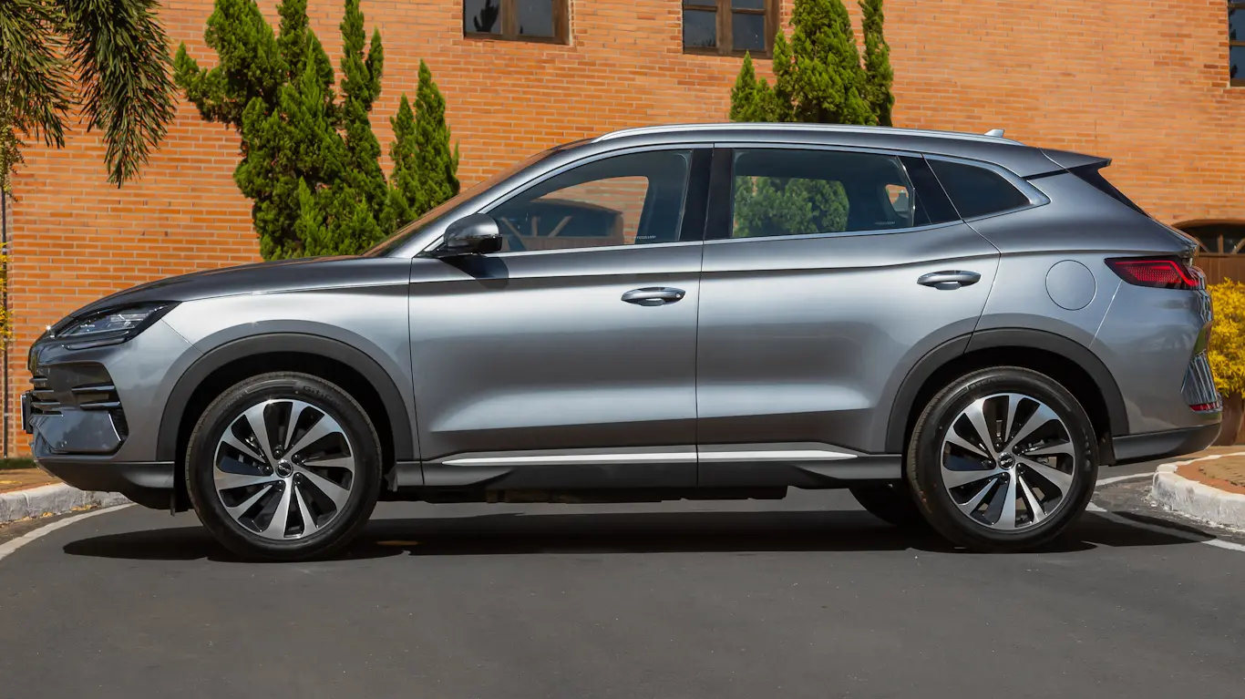 BYD Song Plus reestilizado prata visto de lado