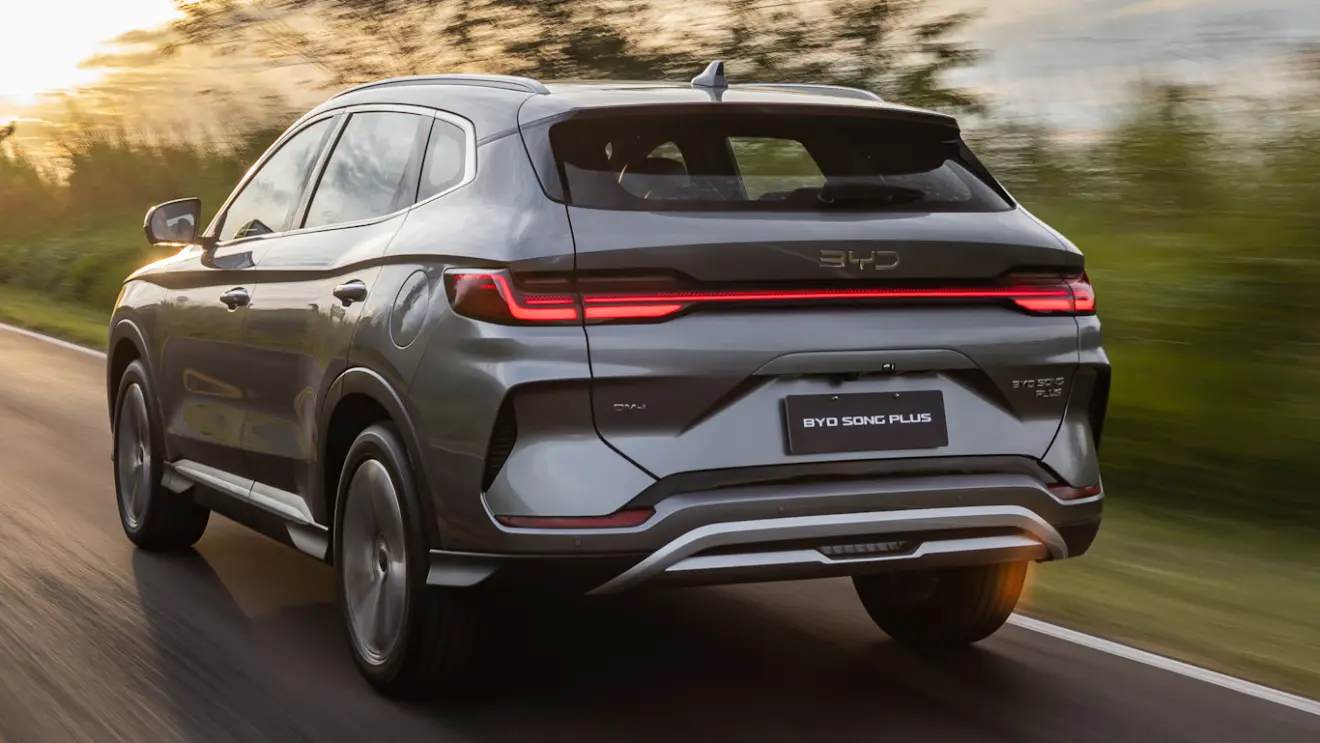 BYD Song Plus reestilizado prata visto de trás e com lanternas acesas