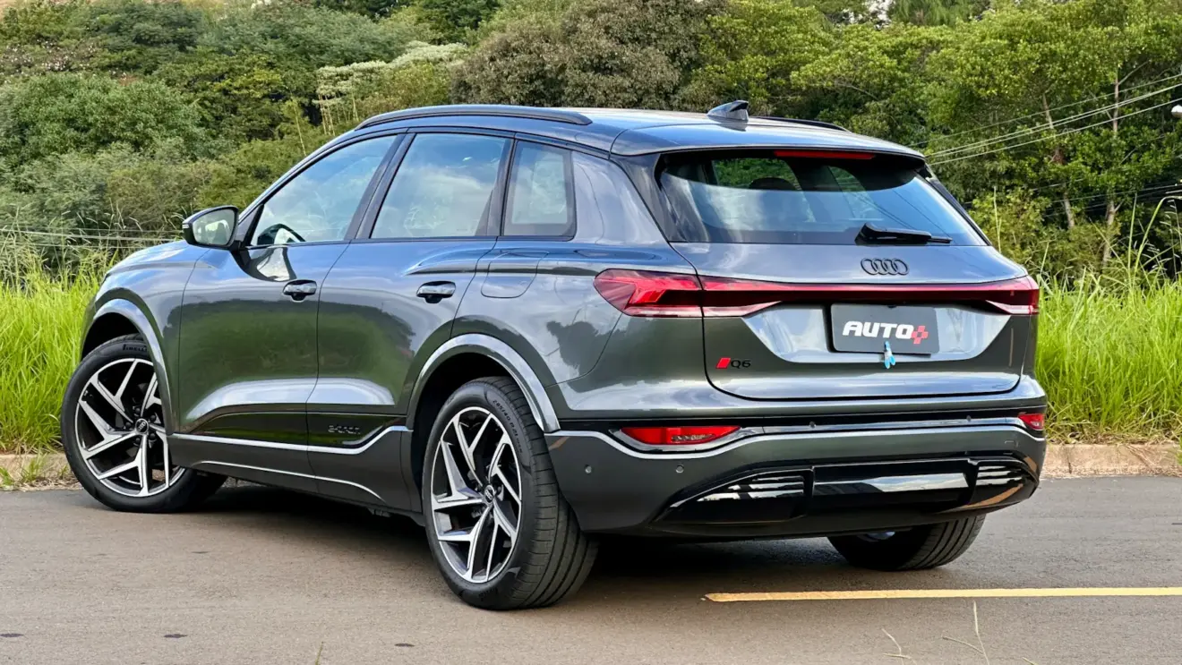 Audi Q6 e-tron Performance Black cinza de traseira