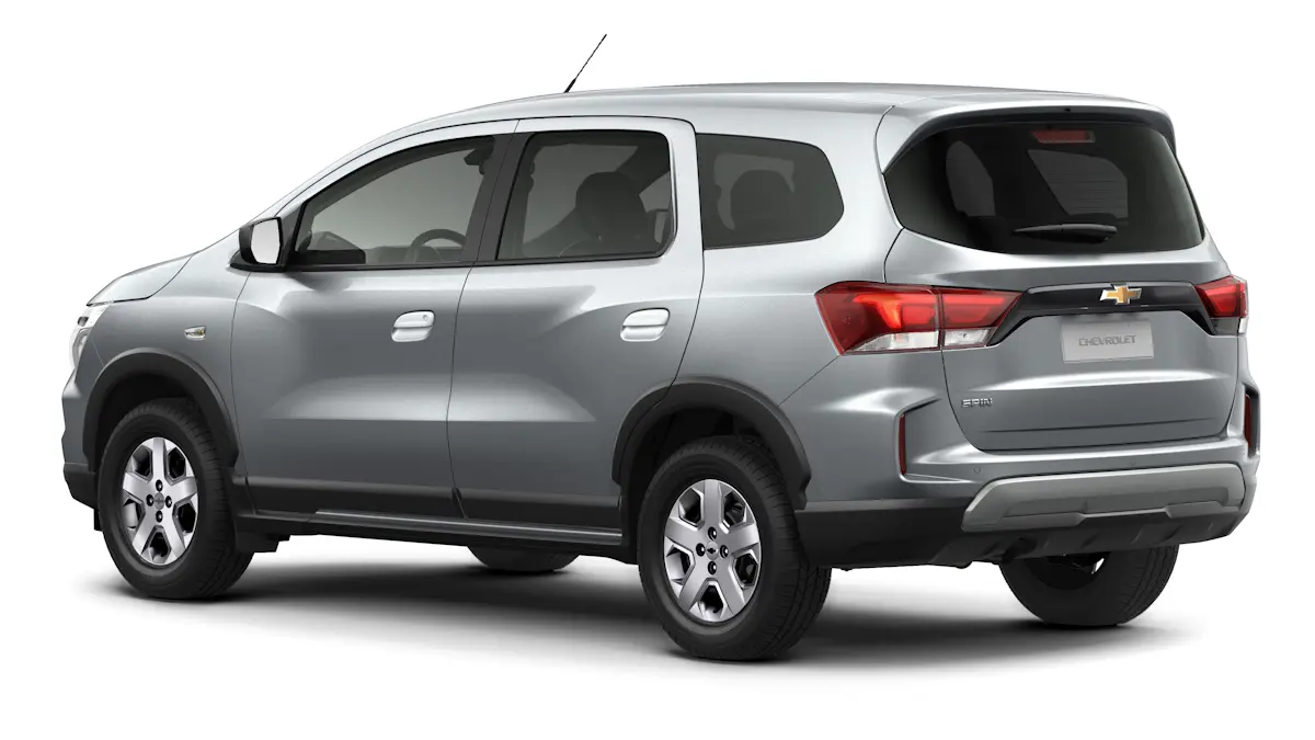 Chevrolet Spin Sem Nome PCD de traseira prata em um fundo branco