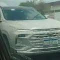 Imagem mostra Chevrolet Tracker reestilizado camuflado antes do lançamento