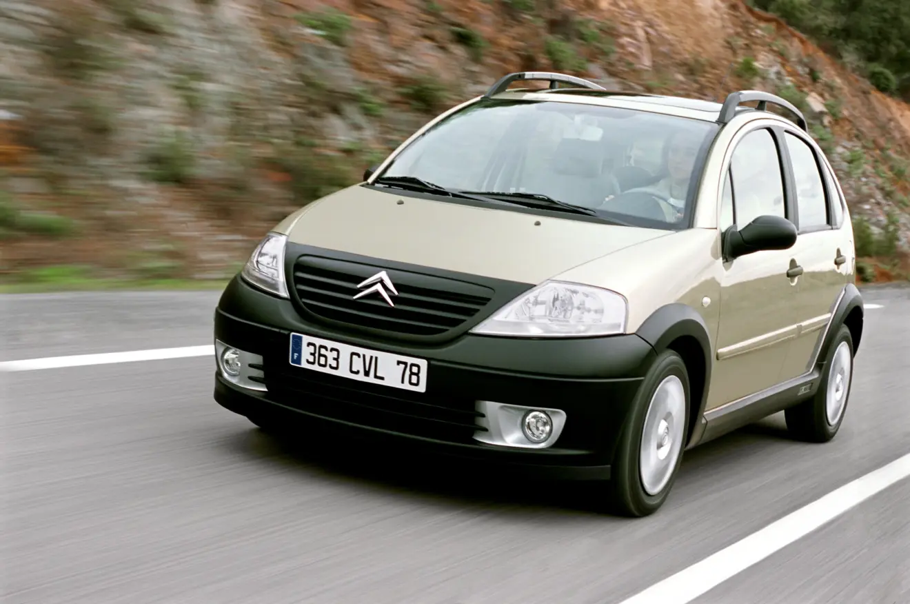 Citroën C3 XTR de frente andando na estrada