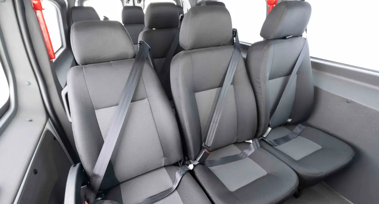 Citroën Jumpy Vitrè branco de lado com parede ao fundo