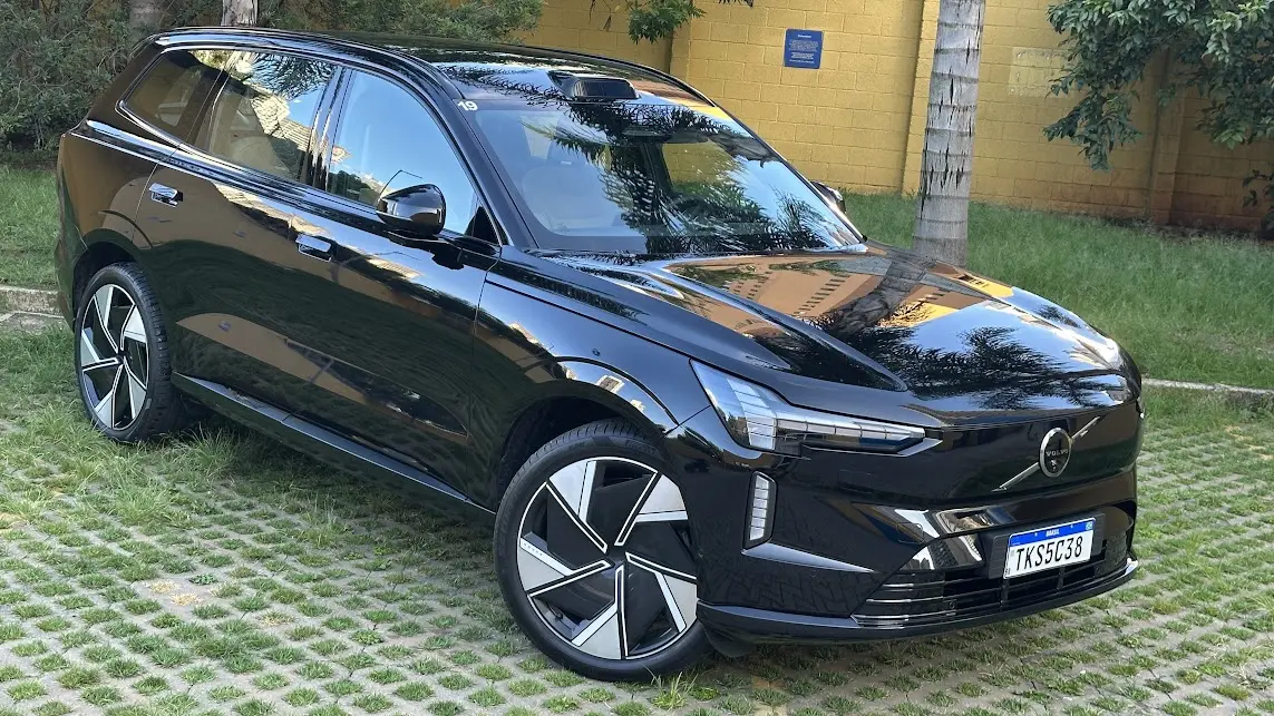 SUV elétrico Volvo EX90 Ultra preto visto do alto 