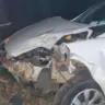 Ford Ka branco destruído após acidente na SC-154