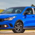 Fiat Argo HGT azul parado de frente