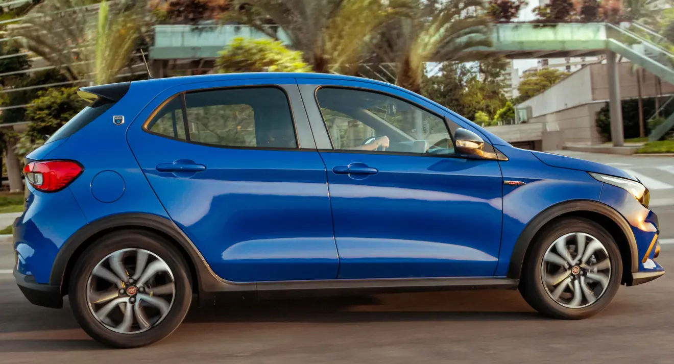 Fiat Argo HGT azul de lateral andando na cidade