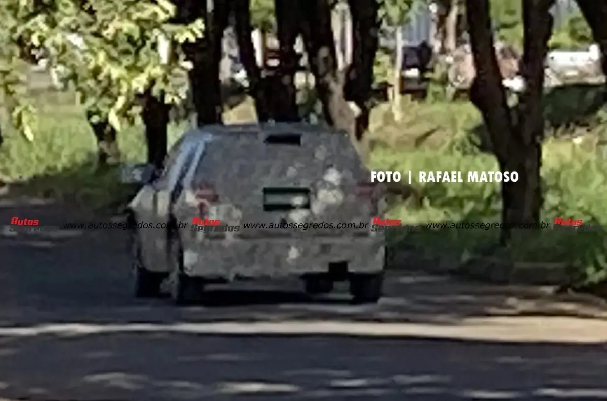 Protótipo camuflado do Jeep Avenger visto de trás