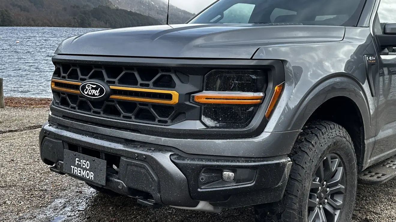 Frente da Ford F-150 Tremor cinza