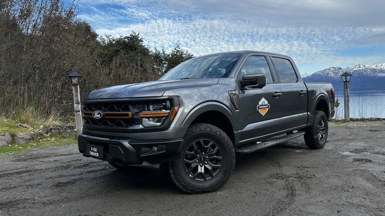 Ford F-150 Tremor cinza parada de frente com lago ao fundo