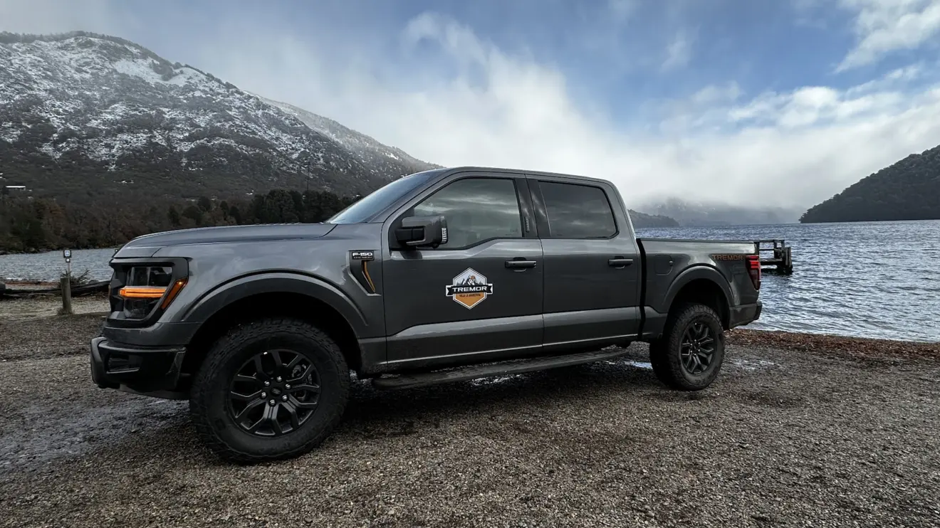 Ford F-150 Tremor parada de lateral com lago e montanha ao fundo