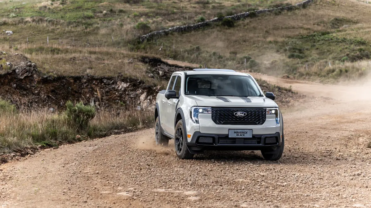 Imagem mostra Ford Maverick Black de frente