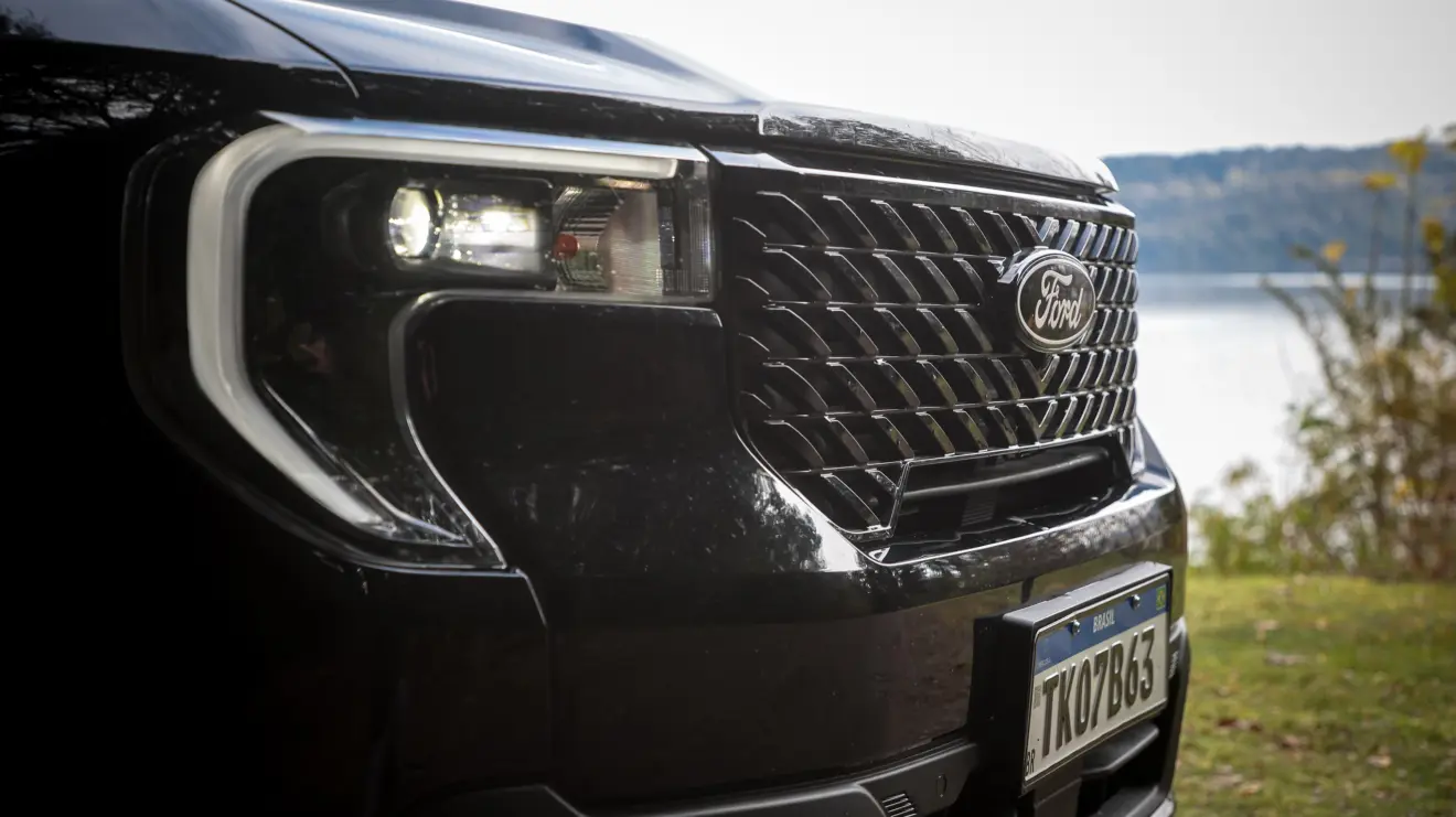 Detalhe da grade frontal da Ford Maverick Lariat Black