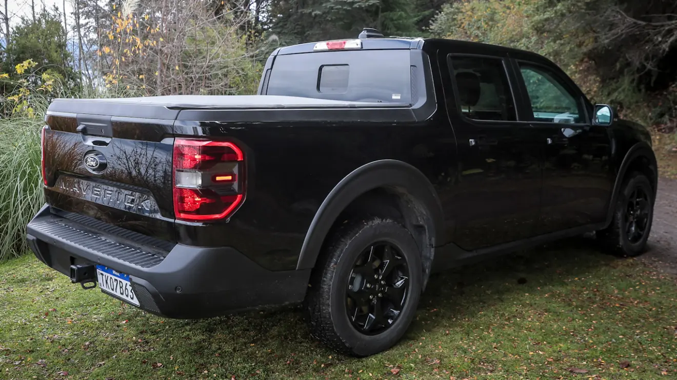 Ford Maverick Lariat Black preta parada de traseira