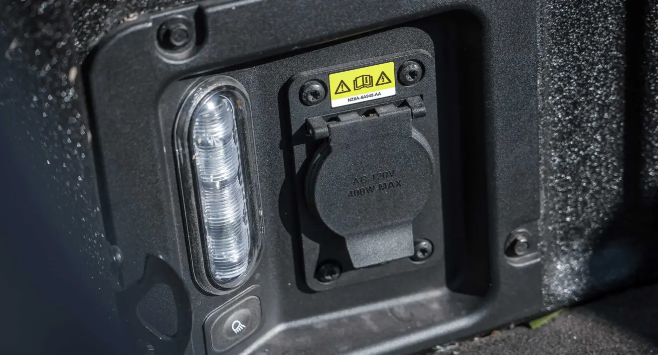 Tomada na caçamba da Ford Maverick Tremor