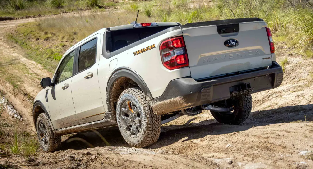 Ford Maverick Tremor de traseira descendo um morro
