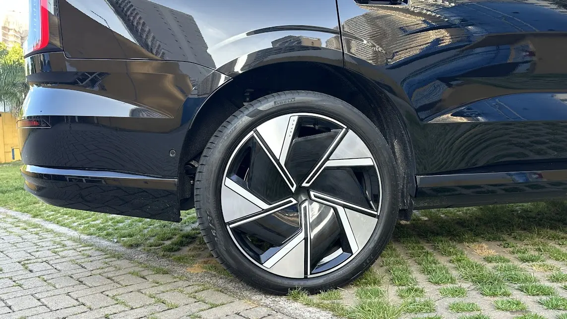 Suspensão traseira do SUV elétrico Volvo EX90 Ultra pode ser rebaixada ou erguida