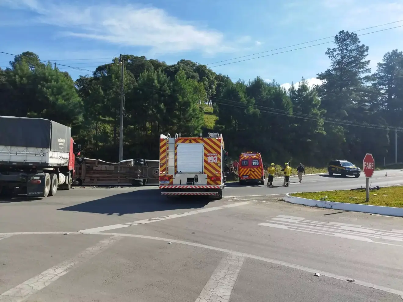 Ambulâncias atendendo acidente na BR-280